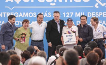 Chepe Guerrero y Mauricio Kuri entregan más de 200 despensas a familias de Corregidora