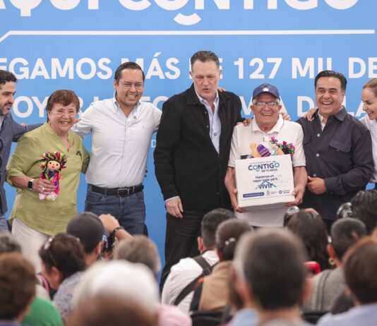 Chepe Guerrero y Mauricio Kuri entregan más de 200 despensas a familias de Corregidora