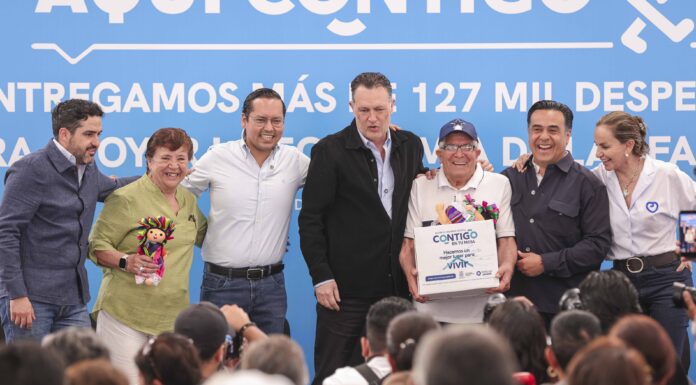 Chepe Guerrero y Mauricio Kuri entregan más de 200 despensas a familias de Corregidora