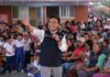 Luis Nava festeja a niñas, niños y mamás de Huimilpan