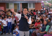 Luis Nava festeja a niñas, niños y mamás de Huimilpan