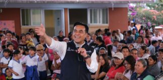 Luis Nava festeja a niñas, niños y mamás de Huimilpan