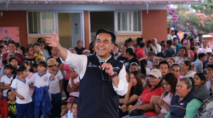 Luis Nava festeja a niñas, niños y mamás de Huimilpan