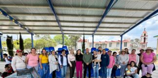 Entrega USEBEQ mobiliario escolar a primaria de Amealco