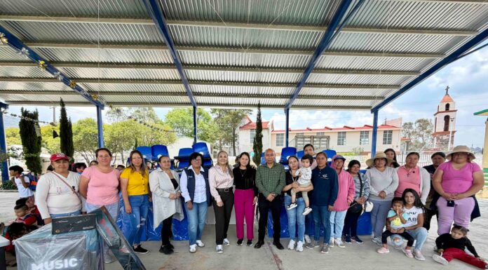 Entrega USEBEQ mobiliario escolar a primaria de Amealco