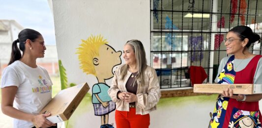 Entrega USEBEQ mobiliario escolar en seis escuelas de la zona metropolitana