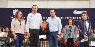 Chepe Guerrero entrega más de 9 mil becas a estudiantes de Corregidora