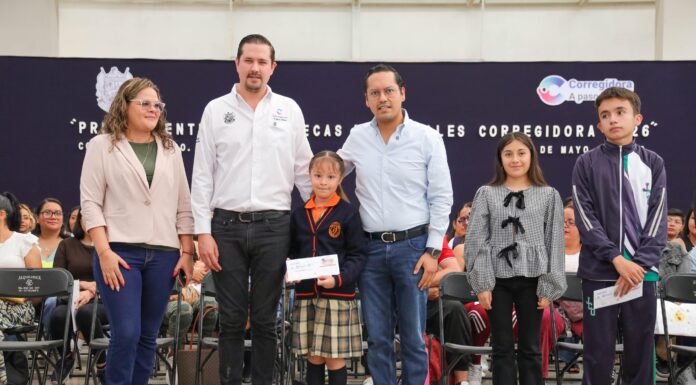 Chepe Guerrero entrega más de 9 mil becas a estudiantes de Corregidora