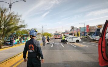 Aparatoso choque en Paseo 5 de Febrero deja dos lesionados y provoca cierre vial por varias horas