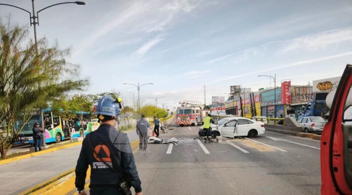 Aparatoso choque en Paseo 5 de Febrero deja dos lesionados y provoca cierre vial por varias horas