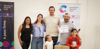 En Corregidora, papás aprenden a peinar a sus hijas mientras fortalecen el vínculo familiar