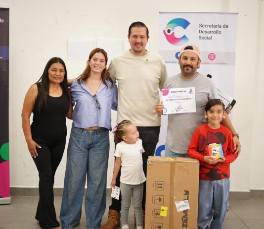 En Corregidora, papás aprenden a peinar a sus hijas mientras fortalecen el vínculo familiar