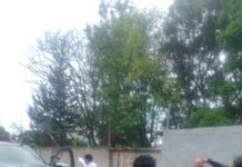 Habitantes de El Carmen bloquean accesos para exigir mejoras en infraestructura