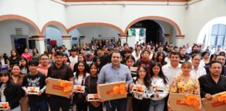 Entrega Gaspar Trueba 127 Tablets y LapTops a Estudiantes de 36 Comunidades