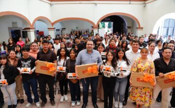 Entrega Gaspar Trueba 127 Tablets y LapTops a Estudiantes de 36 Comunidades