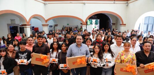 Entrega Gaspar Trueba 127 Tablets y LapTops a Estudiantes de 36 Comunidades