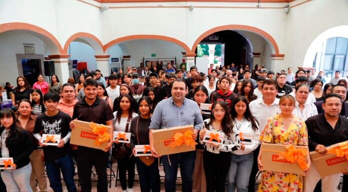 Entrega Gaspar Trueba 127 Tablets y LapTops a Estudiantes de 36 Comunidades