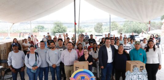 Entrega Gaspar Trueba Moncada Productos para el Hogar del programa “Apoyos que Construyen”