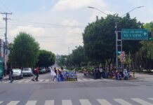 Artesanos bloquean avenida Zaragoza; protesta genera severo caos vial en la capital