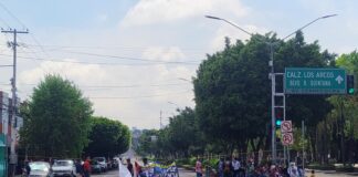 Artesanos bloquean avenida Zaragoza; protesta genera severo caos vial en la capital