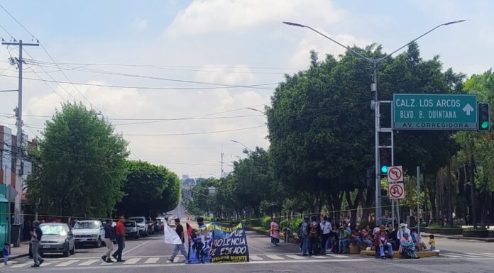 Artesanos bloquean avenida Zaragoza; protesta genera severo caos vial en la capital