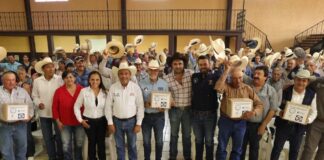 Entrega SEDEA kits de atención a gusano barrenador en San Juan del Río