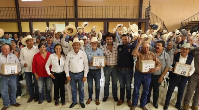 Entrega SEDEA kits de atención a gusano barrenador en San Juan del Río