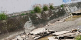 Lluvias abren enorme socavón en el Dren Cimatario; colapsa carpeta asfáltica del Dren ubicado en Avenida Candiles