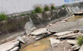 Lluvias abren enorme socavón en el Dren Cimatario; colapsa carpeta asfáltica del Dren ubicado en Avenida Candiles