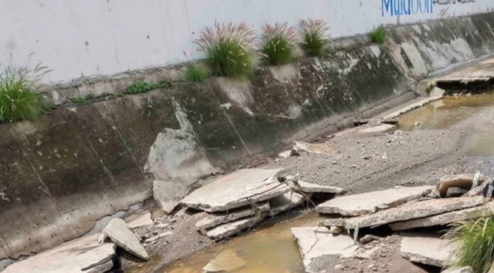 Lluvias abren enorme socavón en el Dren Cimatario; colapsa carpeta asfáltica del Dren ubicado en Avenida Candiles
