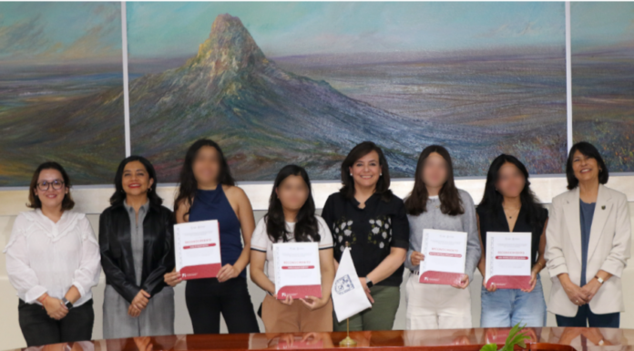 Celebra UAQ logro histórico de jóvenes queretanas en certamen de Matemáticas