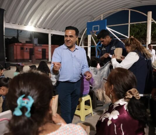 Luis Nava lleva Cine Contigo a familias de San Juan del Río