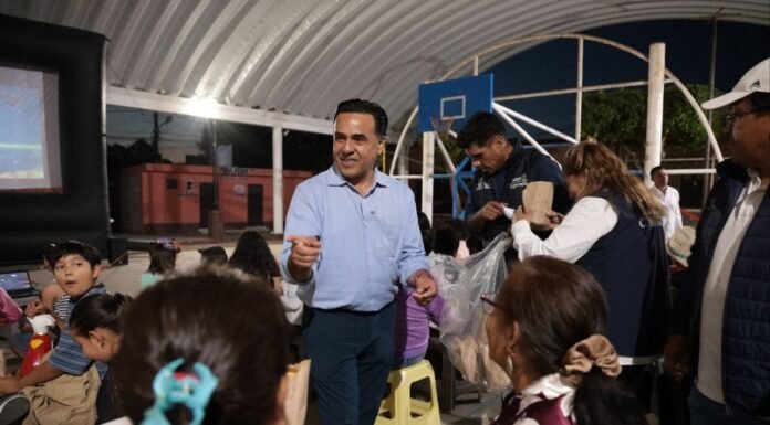 Luis Nava lleva Cine Contigo a familias de San Juan del Río