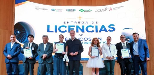 Encabeza Marco Del Prete entrega de licencias a técnicos aeronáuticos