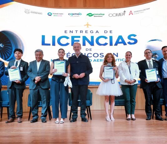 Encabeza Marco Del Prete entrega de licencias a técnicos aeronáuticos