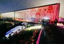 Camión de pasajeros choca contra tren en El Marqués; circulación permanece bloqueada