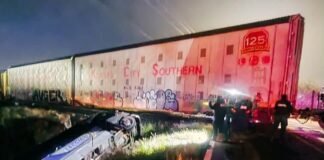 Camión de pasajeros choca contra tren en El Marqués; circulación permanece bloqueada
