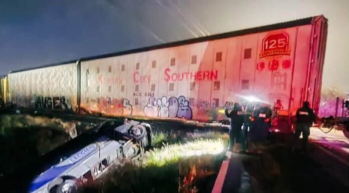 Camión de pasajeros choca contra tren en El Marqués; circulación permanece bloqueada