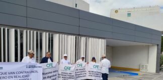 Jubilados de CFE protestan frente al Congreso de Querétaro por reducción de pensiones