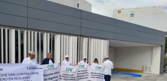 Jubilados de CFE protestan frente al Congreso de Querétaro por reducción de pensiones