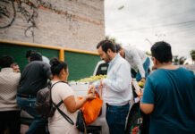 Mauricio Cárdenas continúa llevando su programa de apoyos alimenticios a diversas colonias