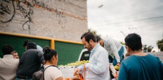 Mauricio Cárdenas continúa llevando su programa de apoyos alimenticios a diversas colonias