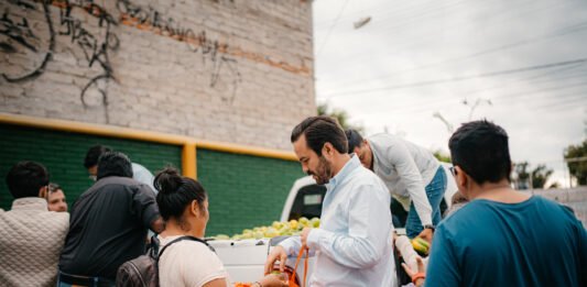 Mauricio Cárdenas continúa llevando su programa de apoyos alimenticios a diversas colonias
