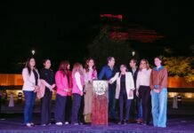 Chepe Guerrero ilumina de rosa la Pirámide de El Pueblito para crear conciencia sobre el cáncer de mama