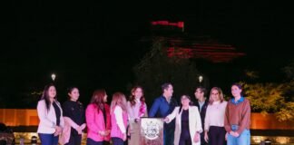 Chepe Guerrero ilumina de rosa la Pirámide de El Pueblito para crear conciencia sobre el cáncer de mama