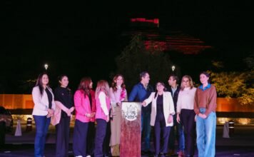 Chepe Guerrero ilumina de rosa la Pirámide de El Pueblito para crear conciencia sobre el cáncer de mama