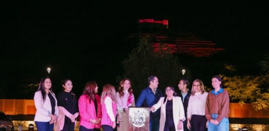 Chepe Guerrero ilumina de rosa la Pirámide de El Pueblito para crear conciencia sobre el cáncer de mama