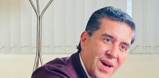 Chema Tapia aborda con medios de comunicación el panorama político de Querétaro y los retos del municipio.